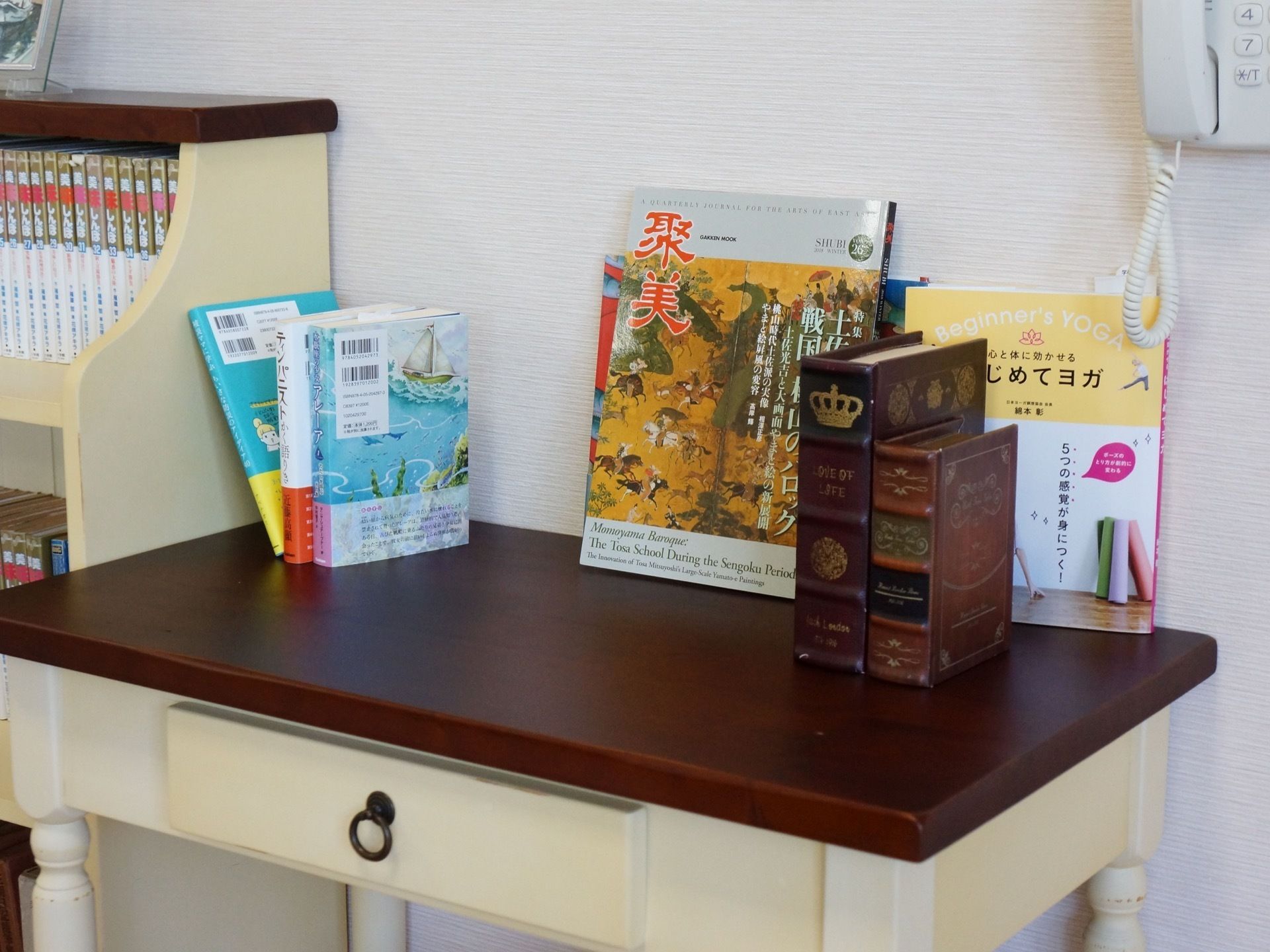 エントランスに雑誌や漫画などを置いている。待ち合わせての際や、ゆっくり過ごしたい時に読むことができる。