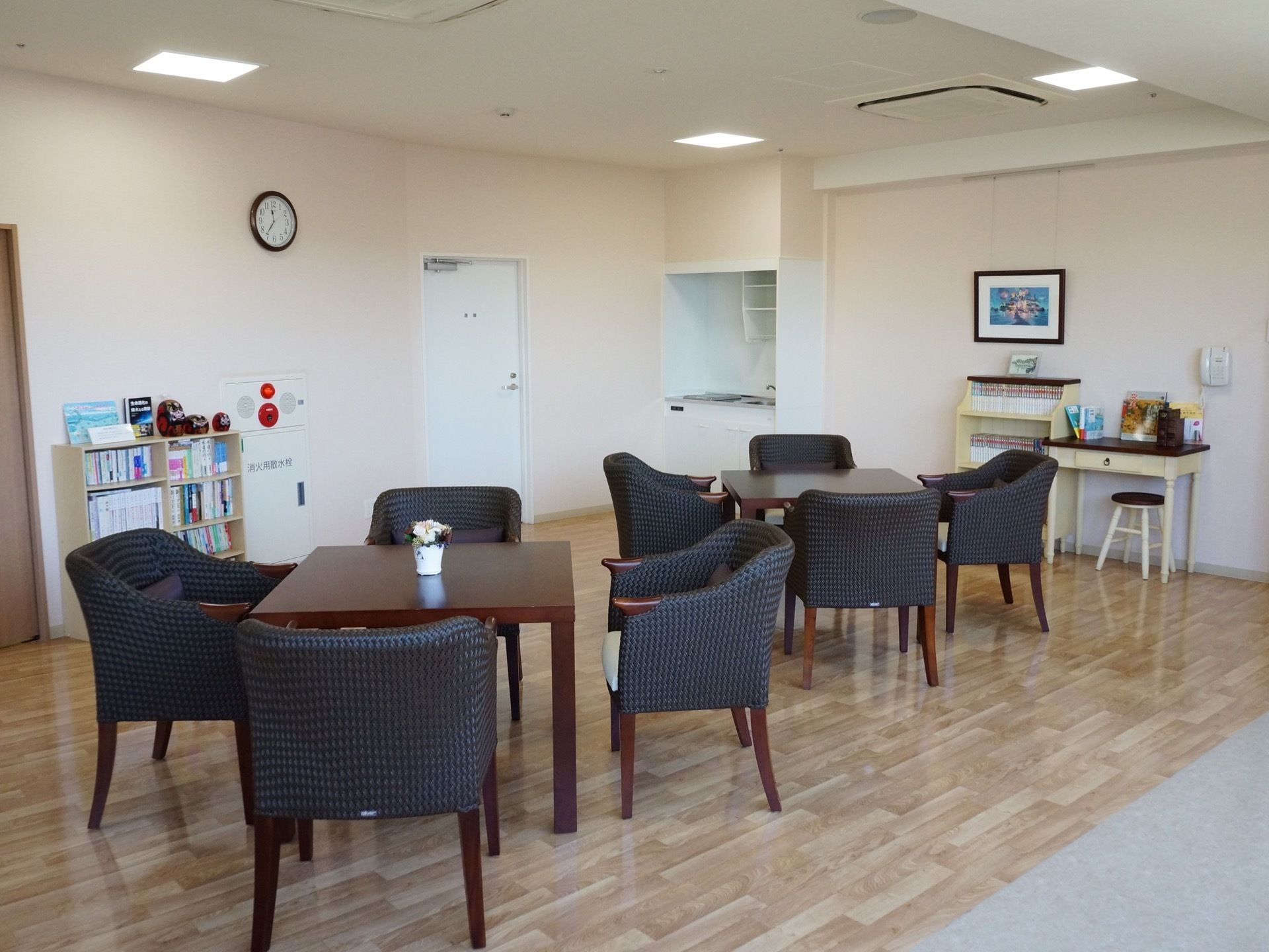 エントランスに本棚や1人掛けソファのテーブルが置かれている。リラックスして座ることができ、のんびりと過ごすことができる。