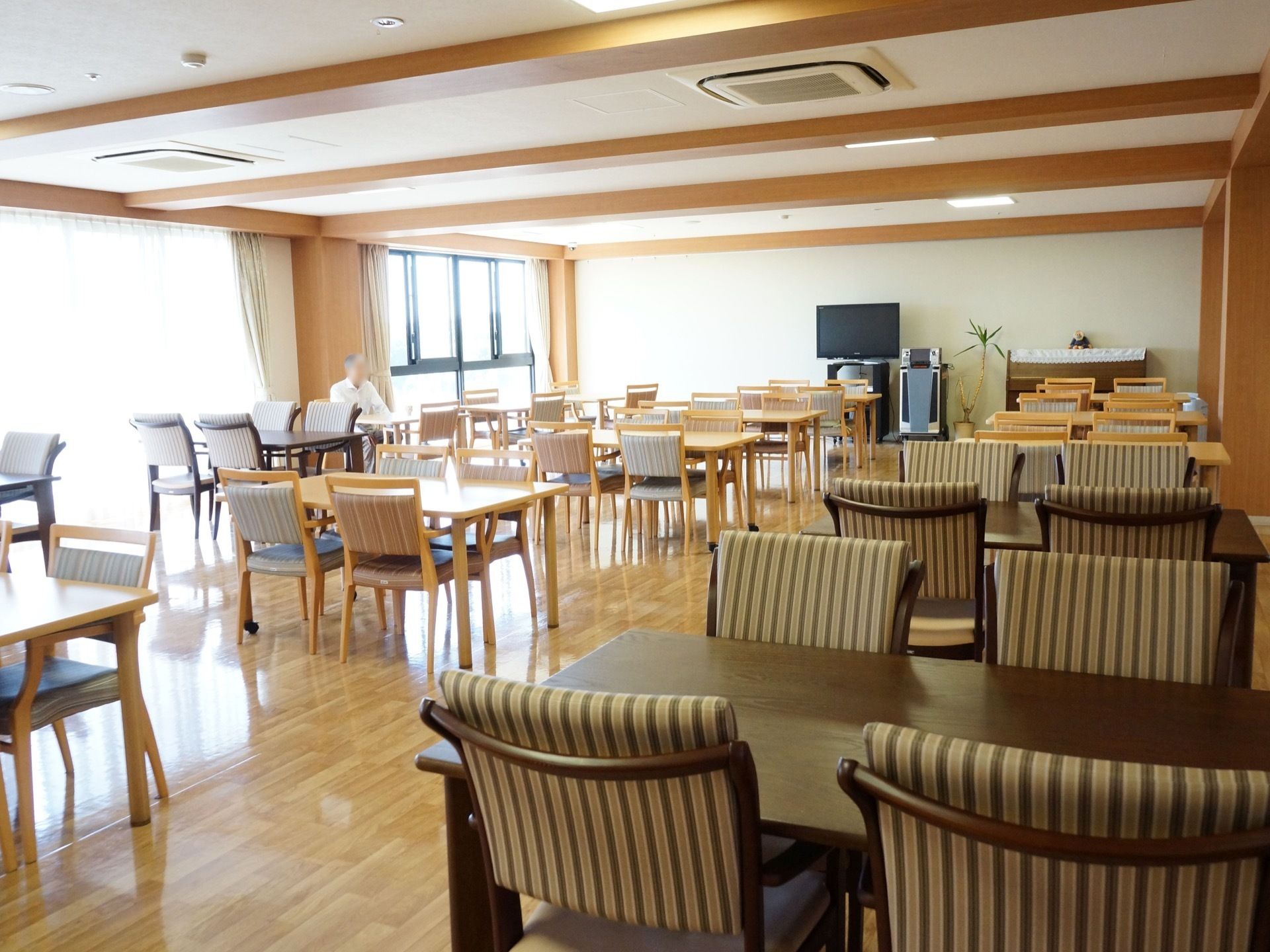 4人掛けテーブルの置かれた食堂は、小人数で座って食事をとるようになっている。小人数で食べることで、会話を楽しむこともできる。