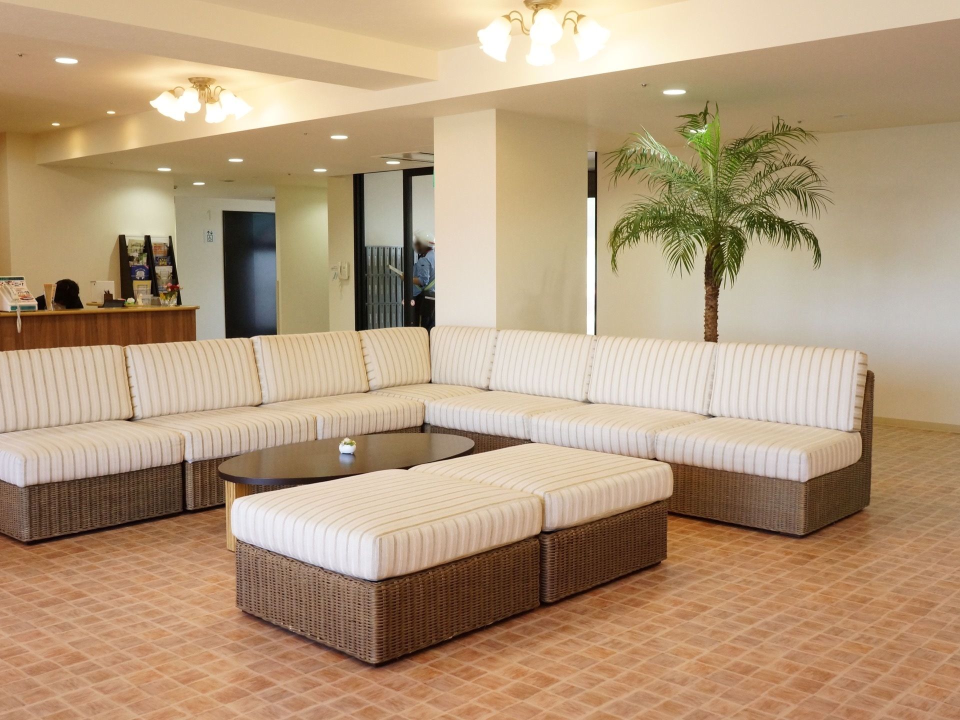 談話室に、ゆったり複数人が座れるソファーが置かれている。入居者様同士はもちろん、面会にいらしたご家族と団らんの時間を過ごせる。