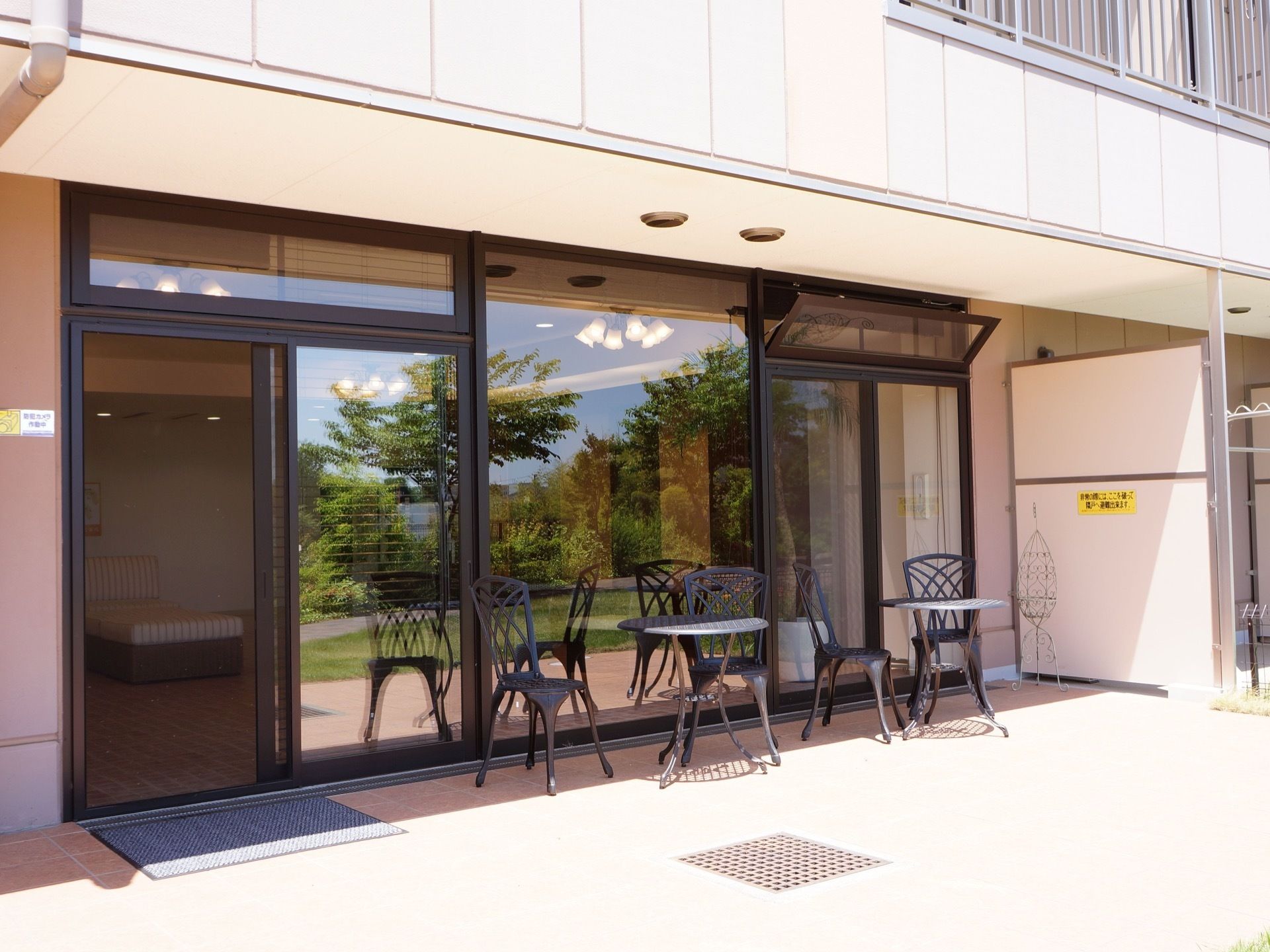 建物の前面にテラス席を設け、ガーデンセットを配置している。晴れた日は、座って気持ち良く過ごせる場所となっている。