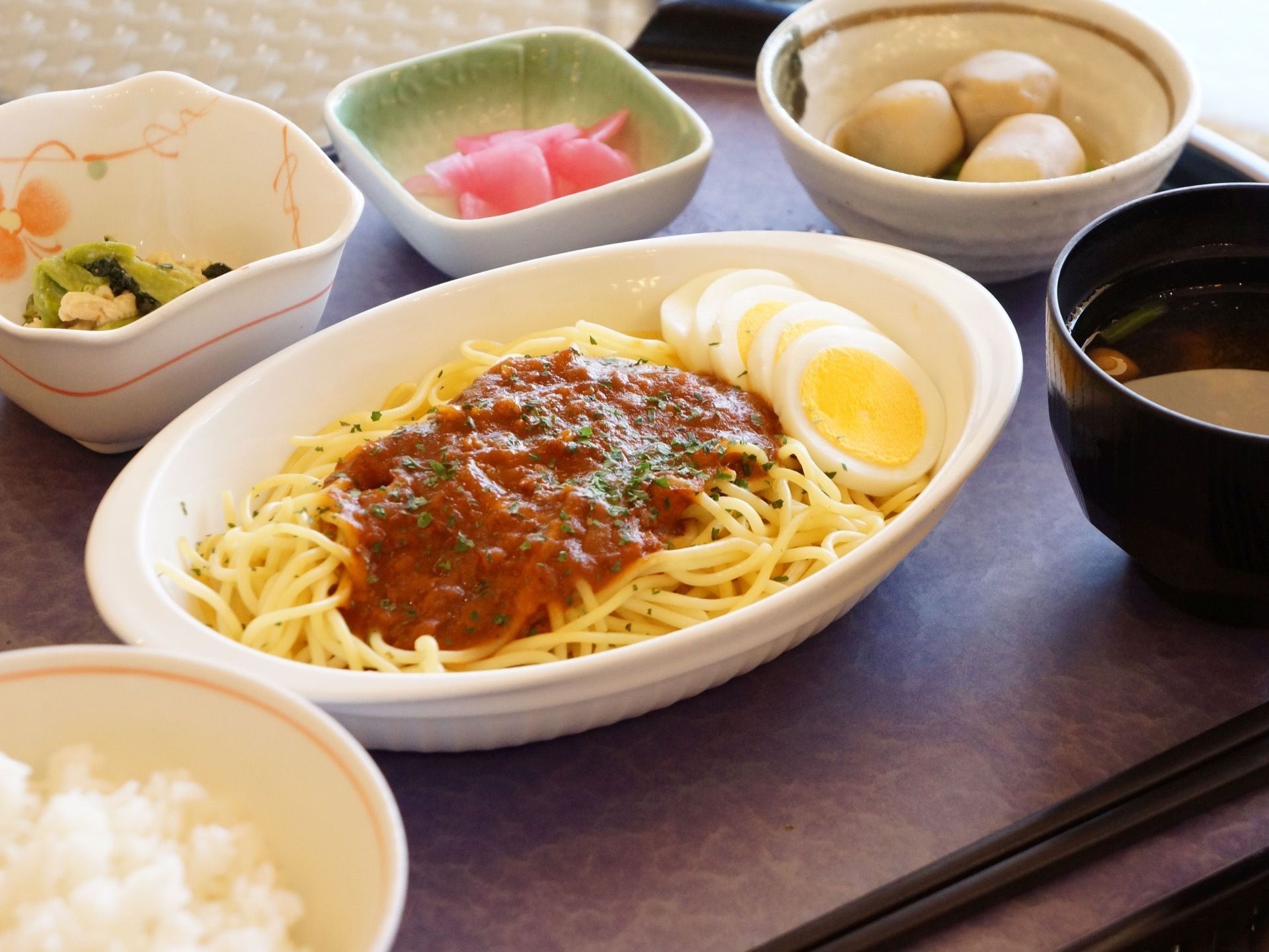 食事は併設されている厨房で出来立てが食べられる。食事の頻度は、1食からも注文可能で予定やライフスタイルに応じた食事ができる。