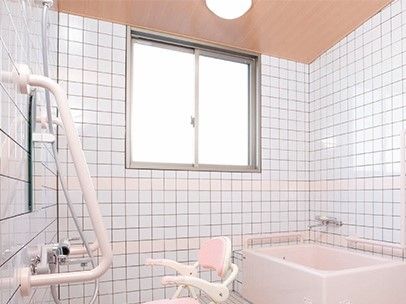 洗い場にはシャワーチェアが設けられているので、体を洗う際の転倒の恐れがない。手すりが設置されており、立ち上がり動作も安全である。