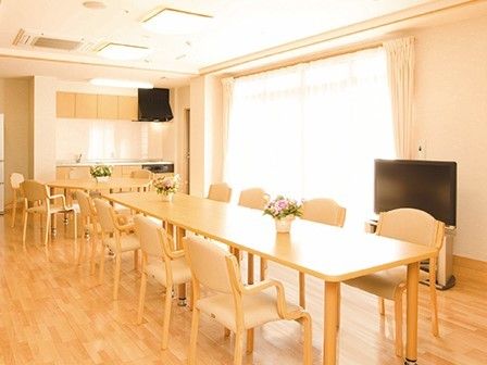 大きなテレビが置いてある。奥にはキッチンが設けられている。IHコンロが設けられているので、安全に料理ができる。