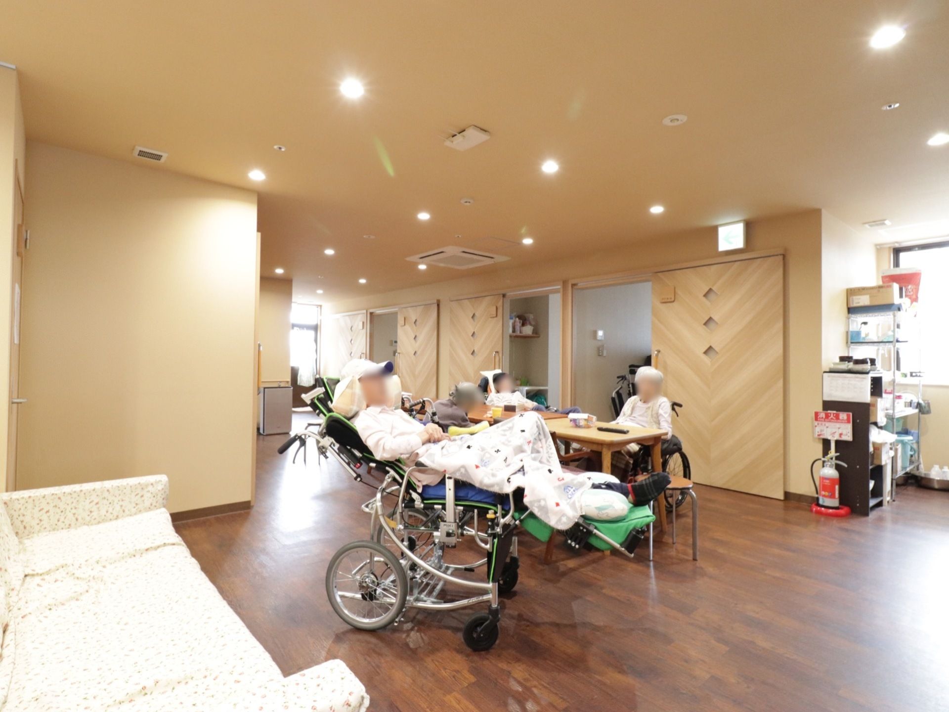 広く、スペースに余裕がある。車椅子をご利用の方も安心して移動することができる。窓から明るい光が差し込でいる。
