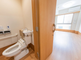 明るいバリアフリーのトイレ設備
