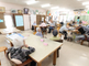 介護施設の居間と廊下の様子