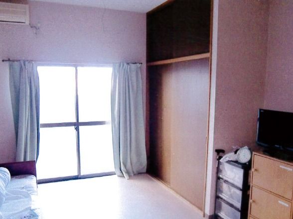 居室の窓際にベッドが配置されており、朝は自然光で健康的に目覚めることができる。床はフラットでバリアフリー環境が整っている。