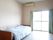 清掃の行き届いた部屋に、ベッドが置かれている。窓が大きく日差しがたくさん入るので、日向ぼっこにも最適である。