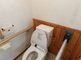 介護施設の明るいトイレの様子