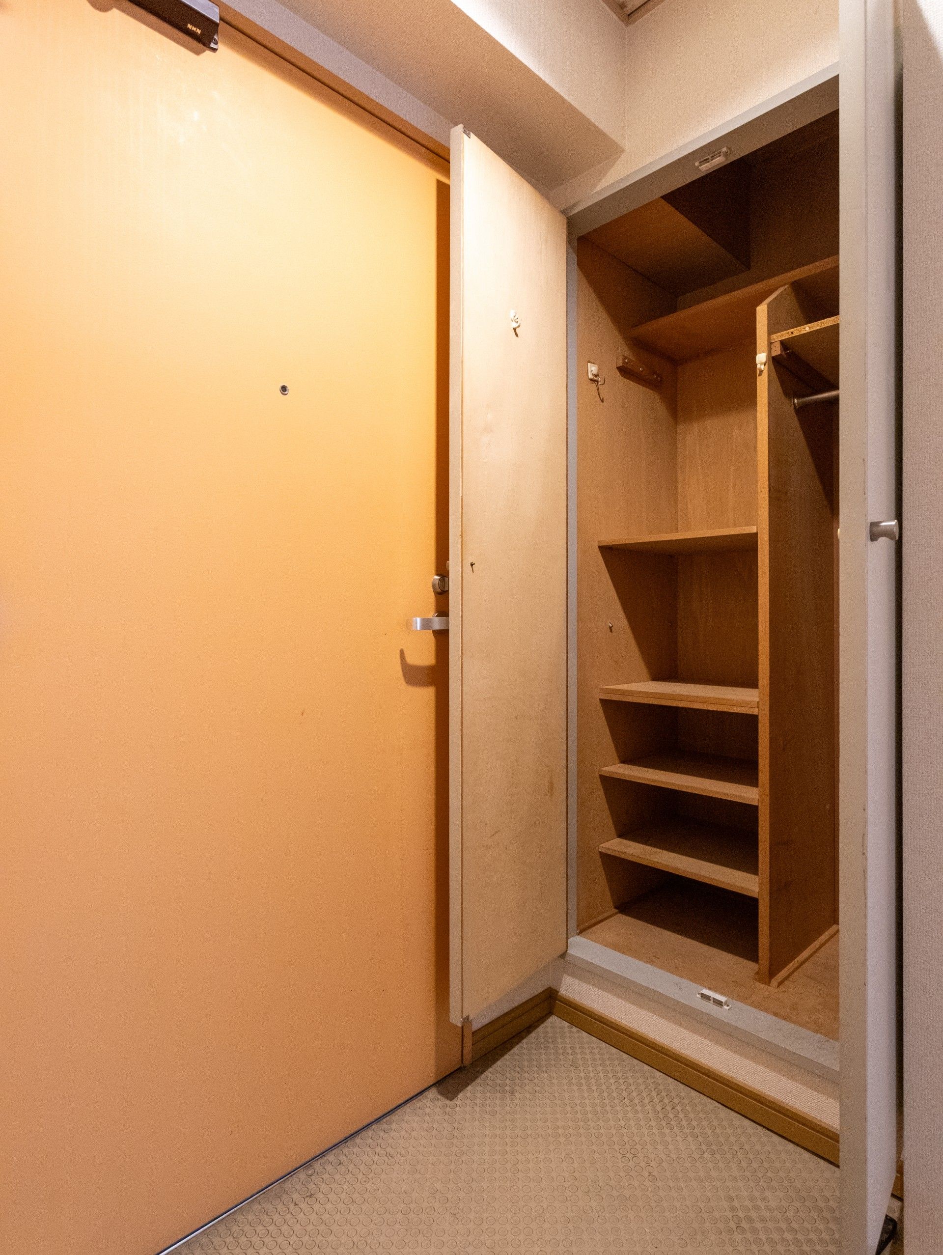 収納スペースの扉