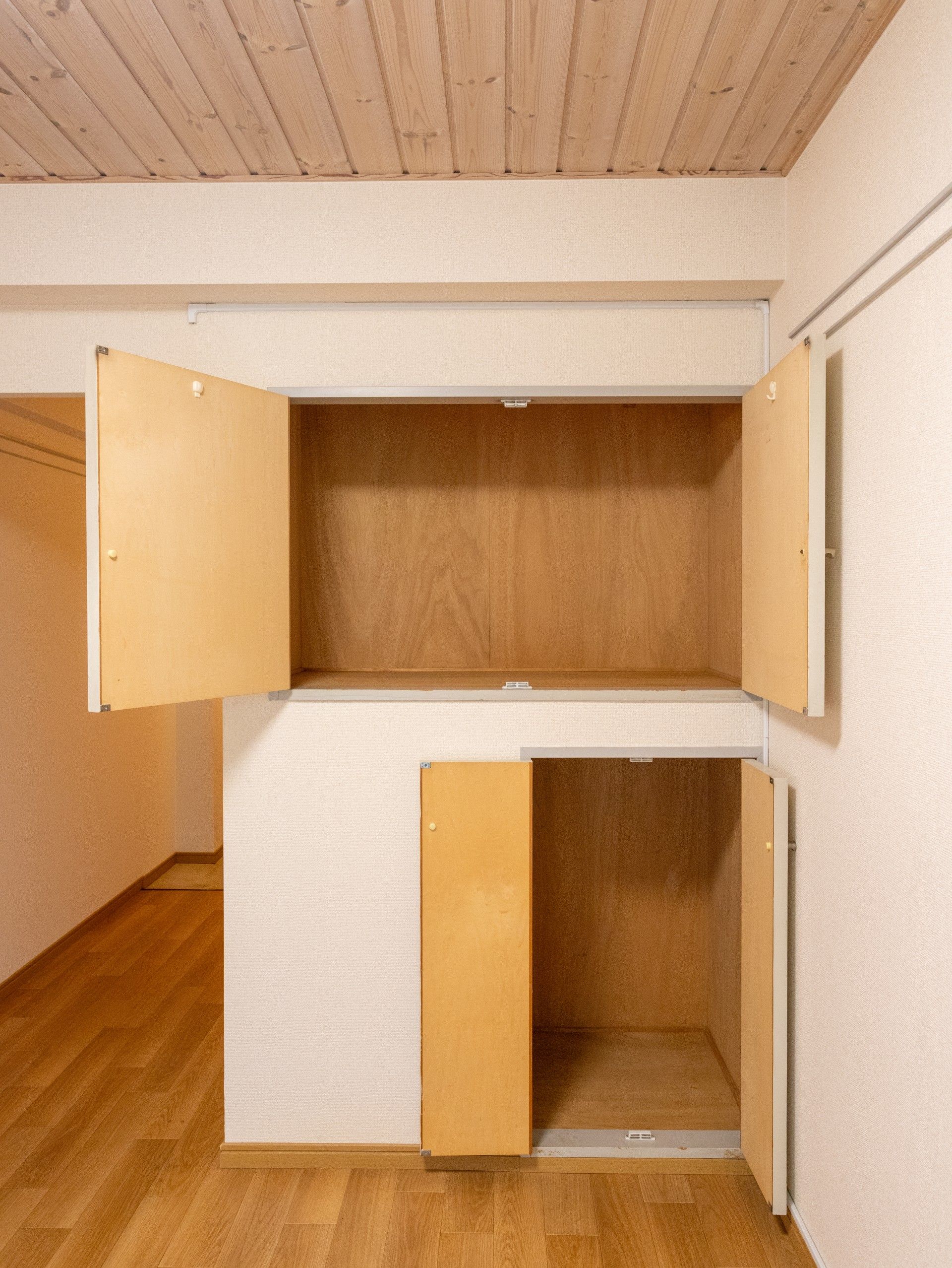 収納スペースの扉