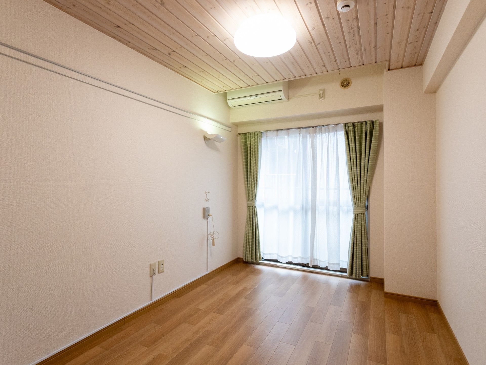 明るい個室の一角