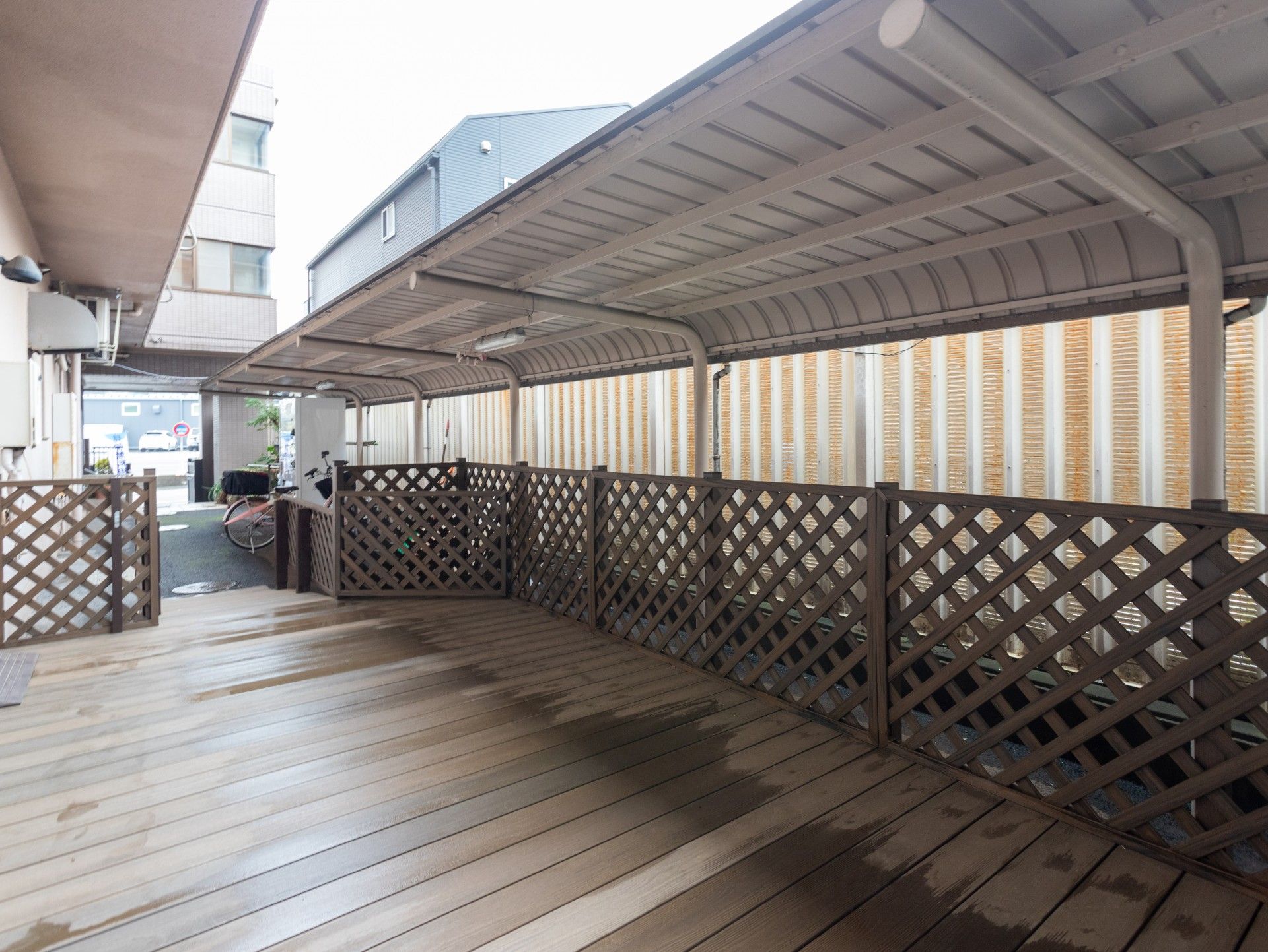 屋根付きの自転車置き場