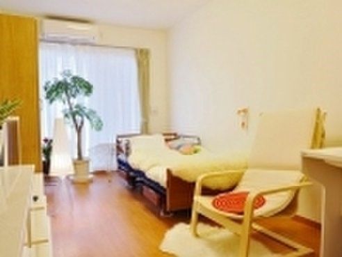 白を基調として清潔感溢れる部屋である。部屋の中にはベッドやリラックスできる椅子、観葉植物が置かれている。