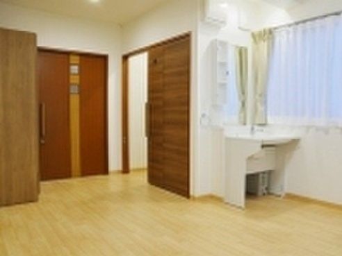 明るい部屋には洗面台が置かれている。まだ新しく、白い壁に木調の床と扉が設置され、温かさを感じられる部屋である。