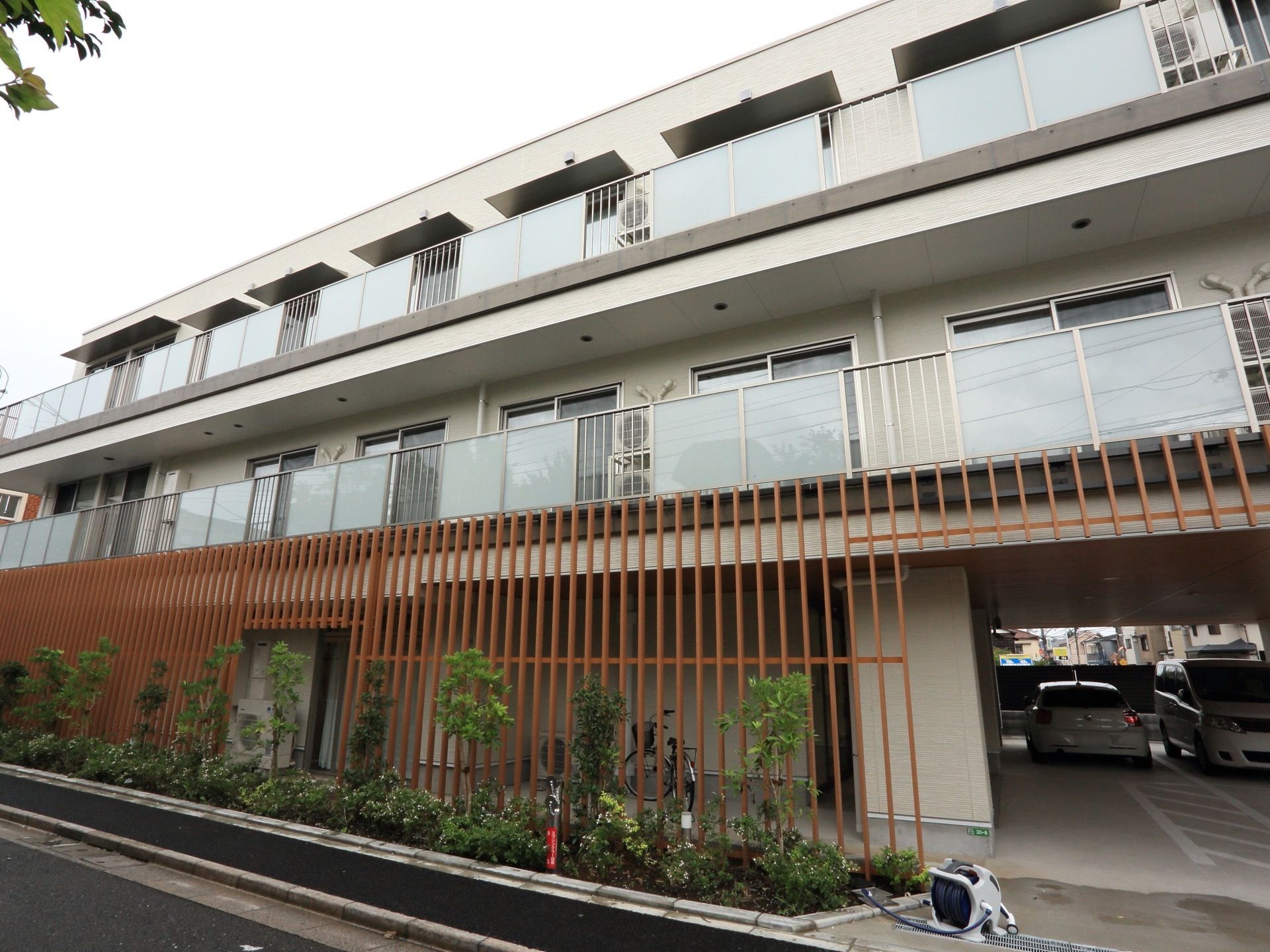 重鉄骨造、３階建ての建物。１階部分に取りつけられた格子が目を引く、今風のすっきりとしたデザインになっている。