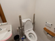バリアフリーの明るいトイレ設備