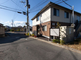 静かな住宅街の交差点