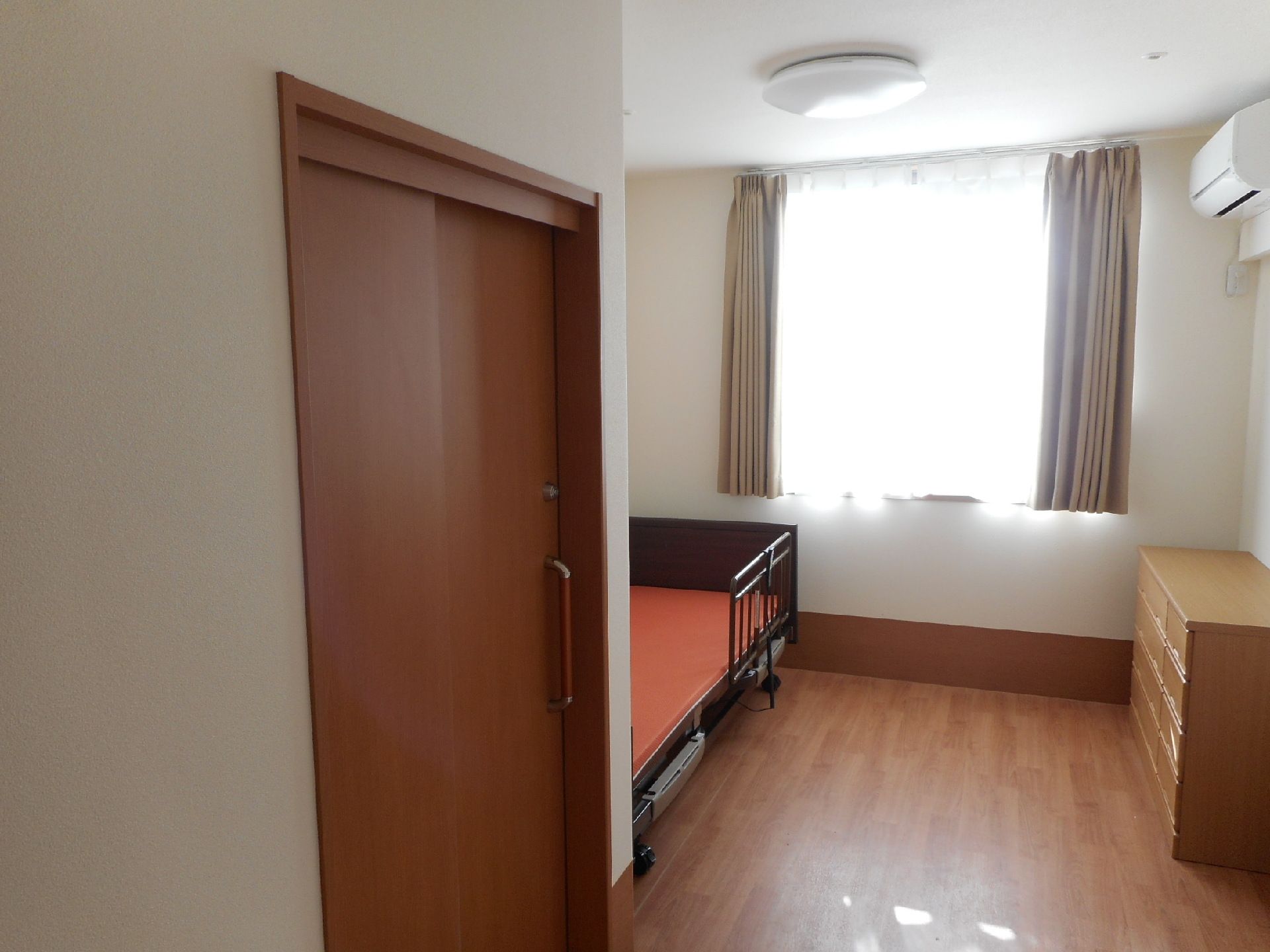 大きな窓がある部屋の様子。手前にトイレがあるのが分かる