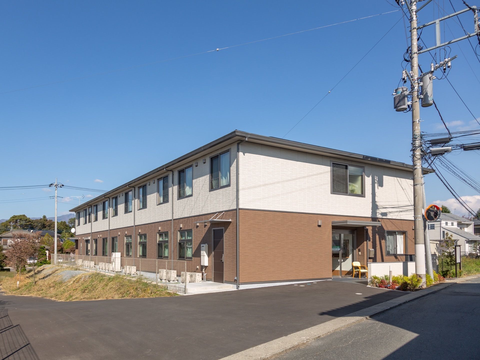 白と茶色のツートンカラーであしらわれた、２階建ての施設である。周囲には、緑豊かな自然が広がっている。