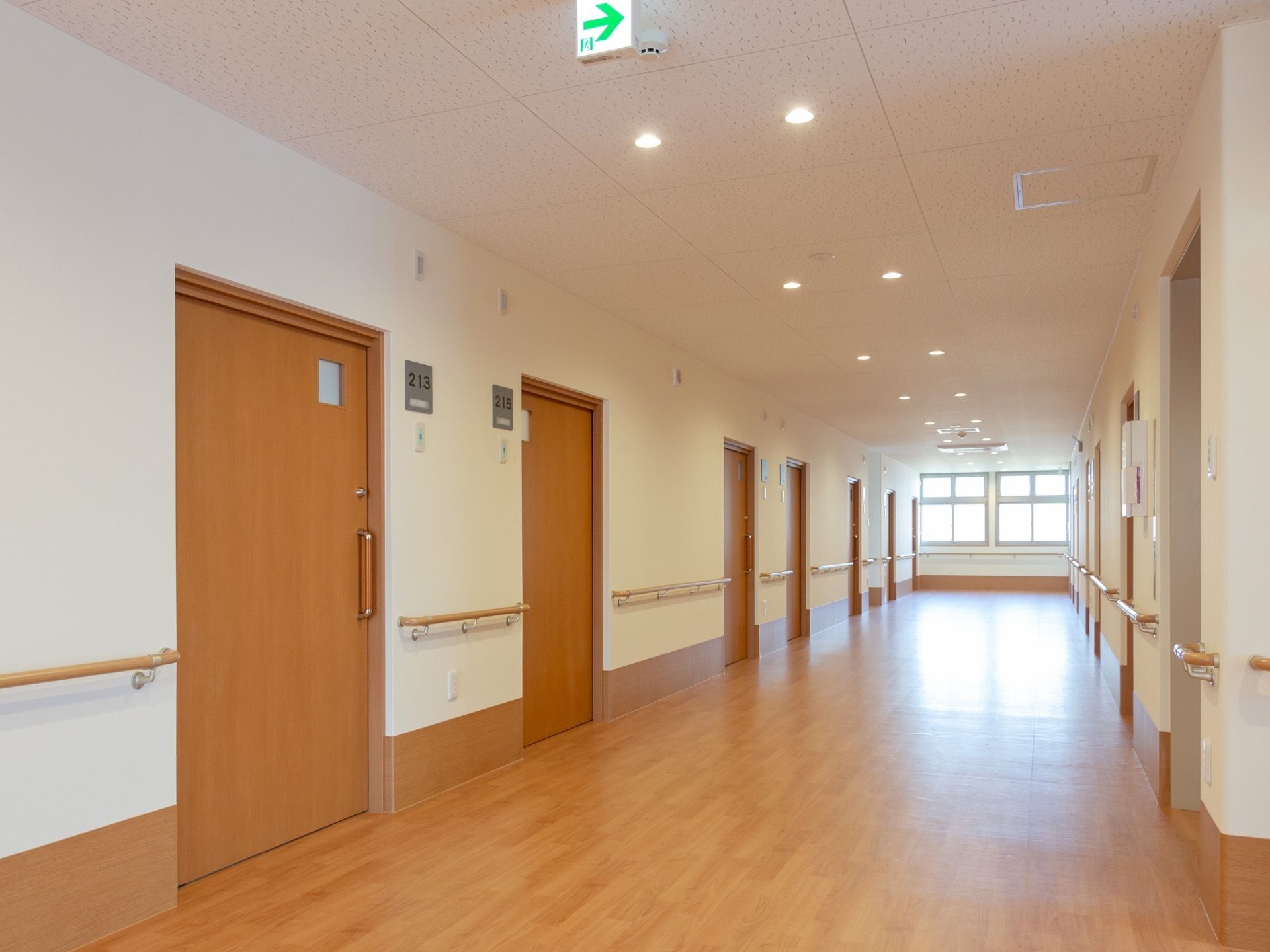 幅にゆとりをもって設計された、開放感たっぷりの通路である。両サイドの壁には、手すりが完備されている。