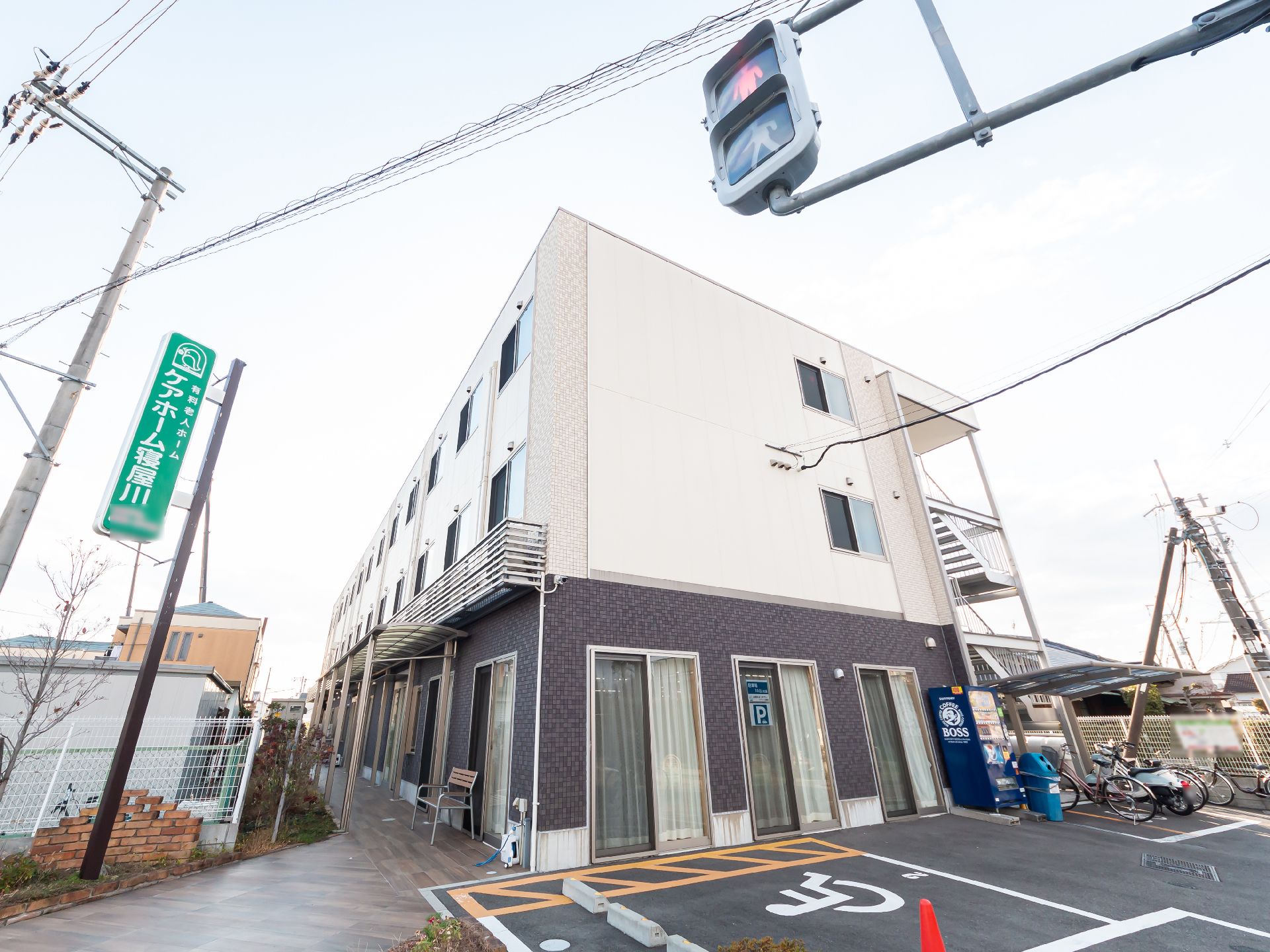 バリアフリー化された、白を基調とした介護施設の外観