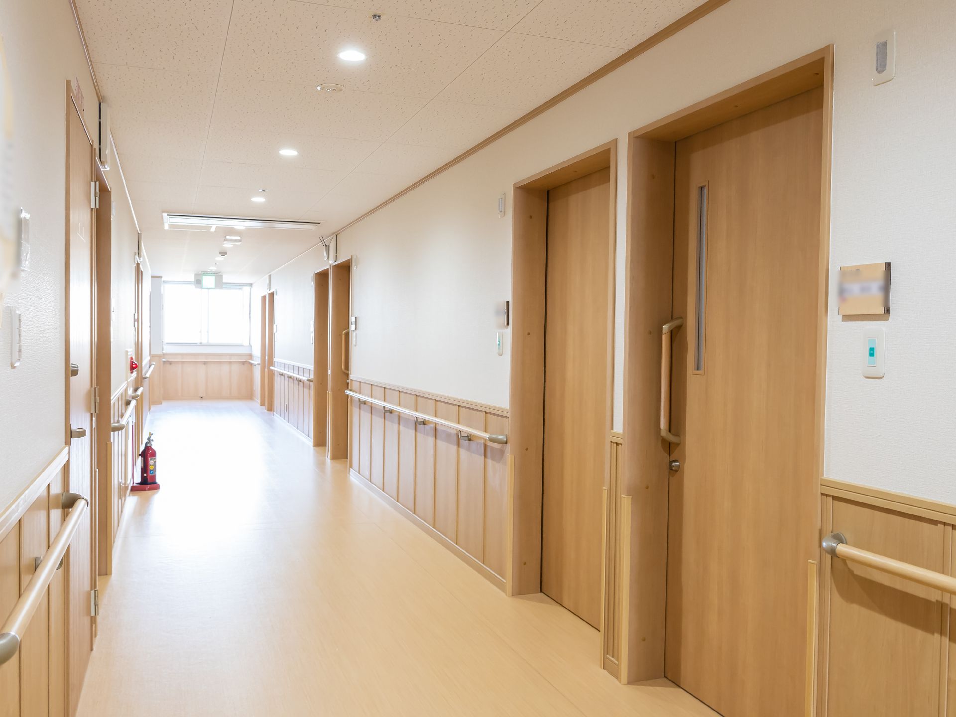 さまざまな部屋にアクセスすることができる廊下