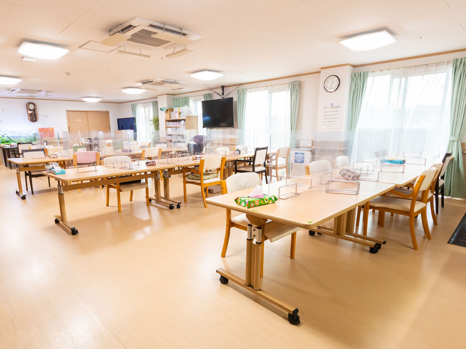 清潔で日差しの差し込む共有スペース