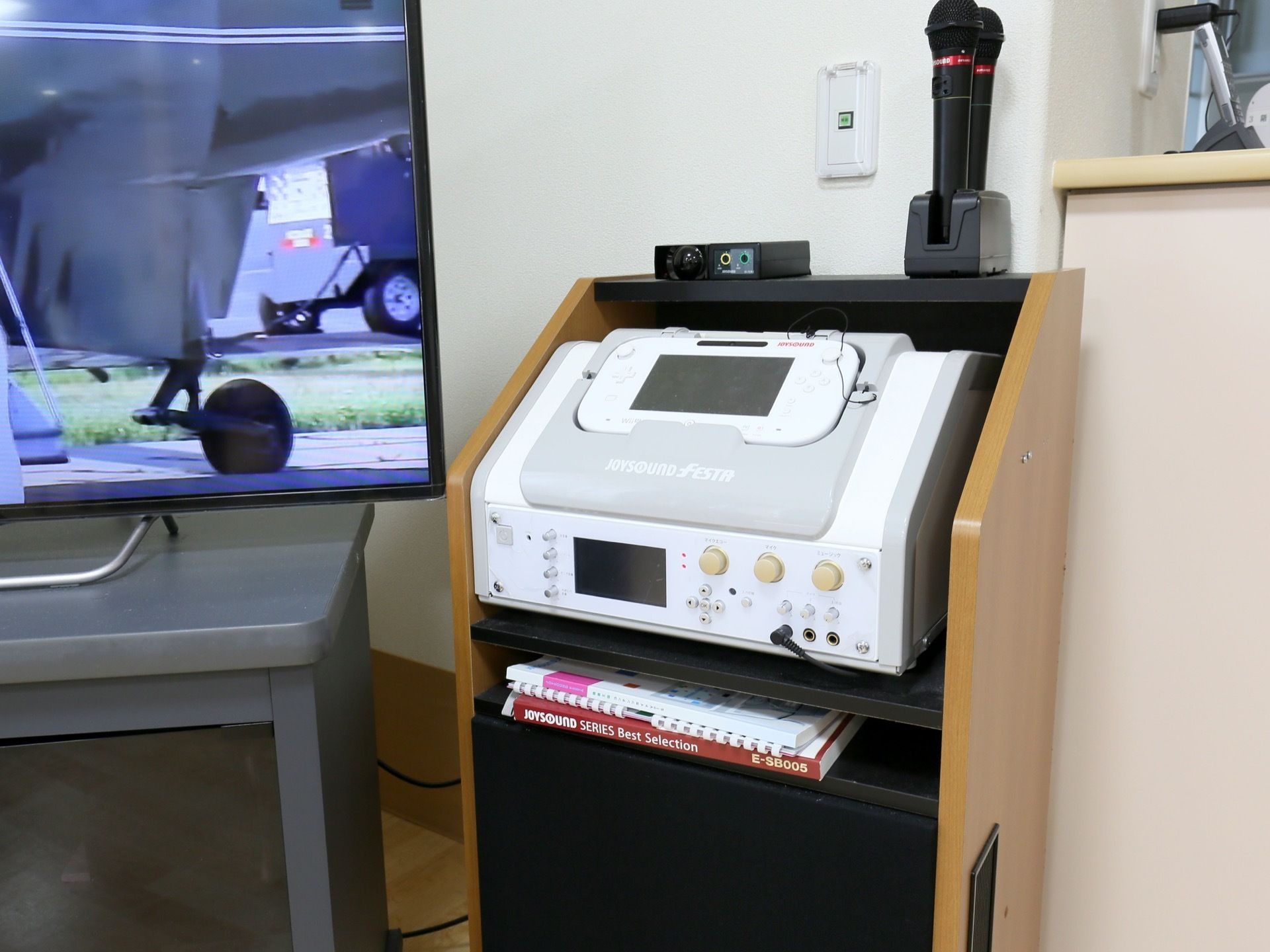 ある一室にモニターとカラオケのセットが設置されている。レクリエーションの一貫として入居者様皆さまにお楽しみいただける。