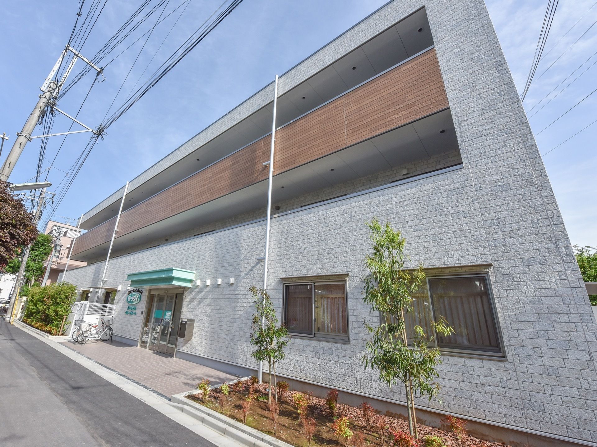 3階建てのグループホームである。アクセス良好ながら閑静な住宅地に立地している。地域とのコミニュケーションを大切にしている、