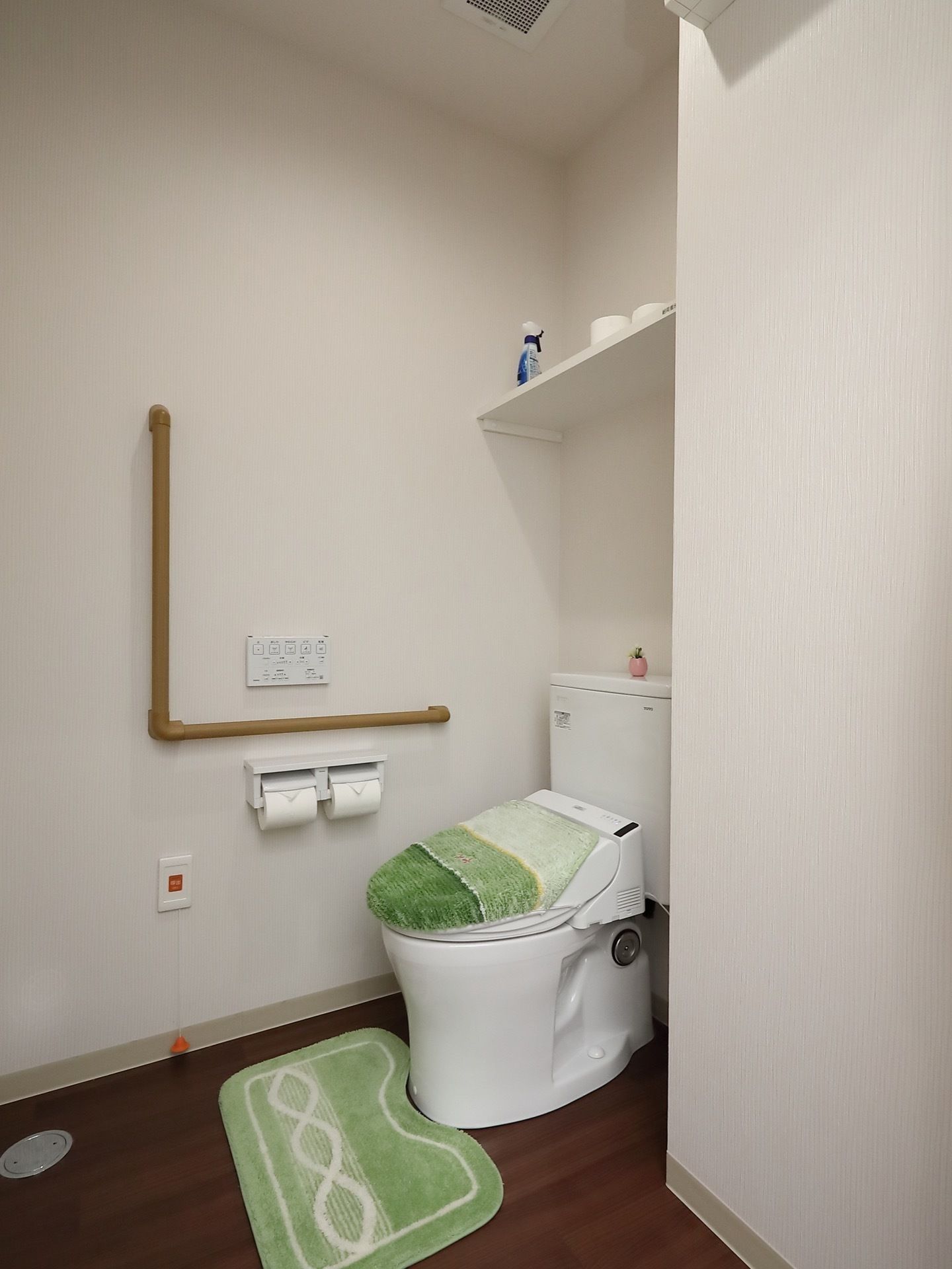 広いスペースを確保したトイレである。呼び出しボタンがあるので、いざという時もすぐにスタッフに連絡をすることができる。