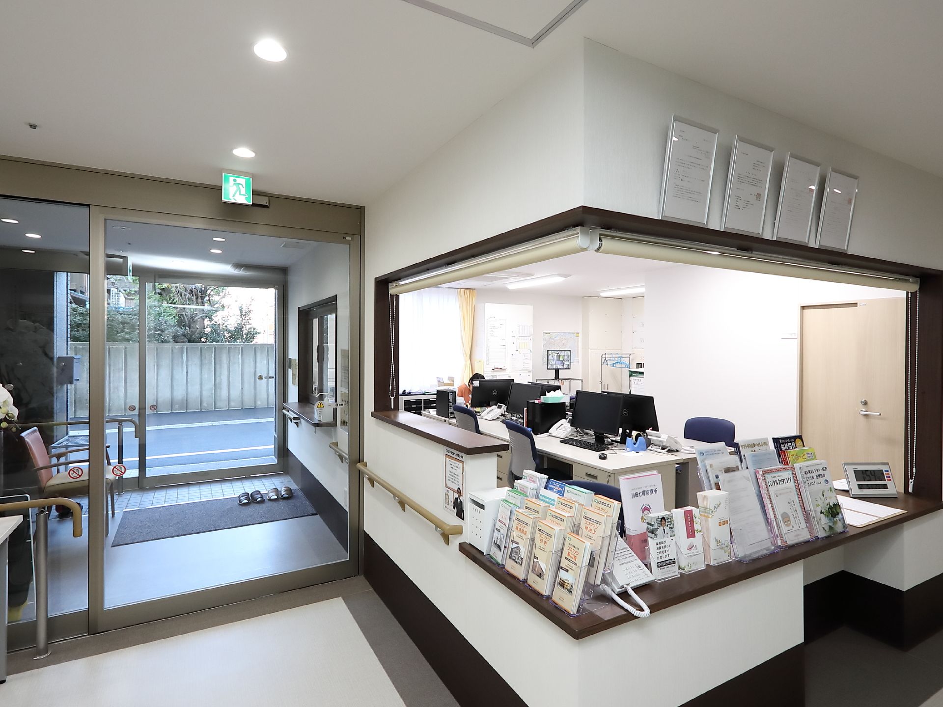 スタッフルームを備えた、二重扉構造になっている玄関