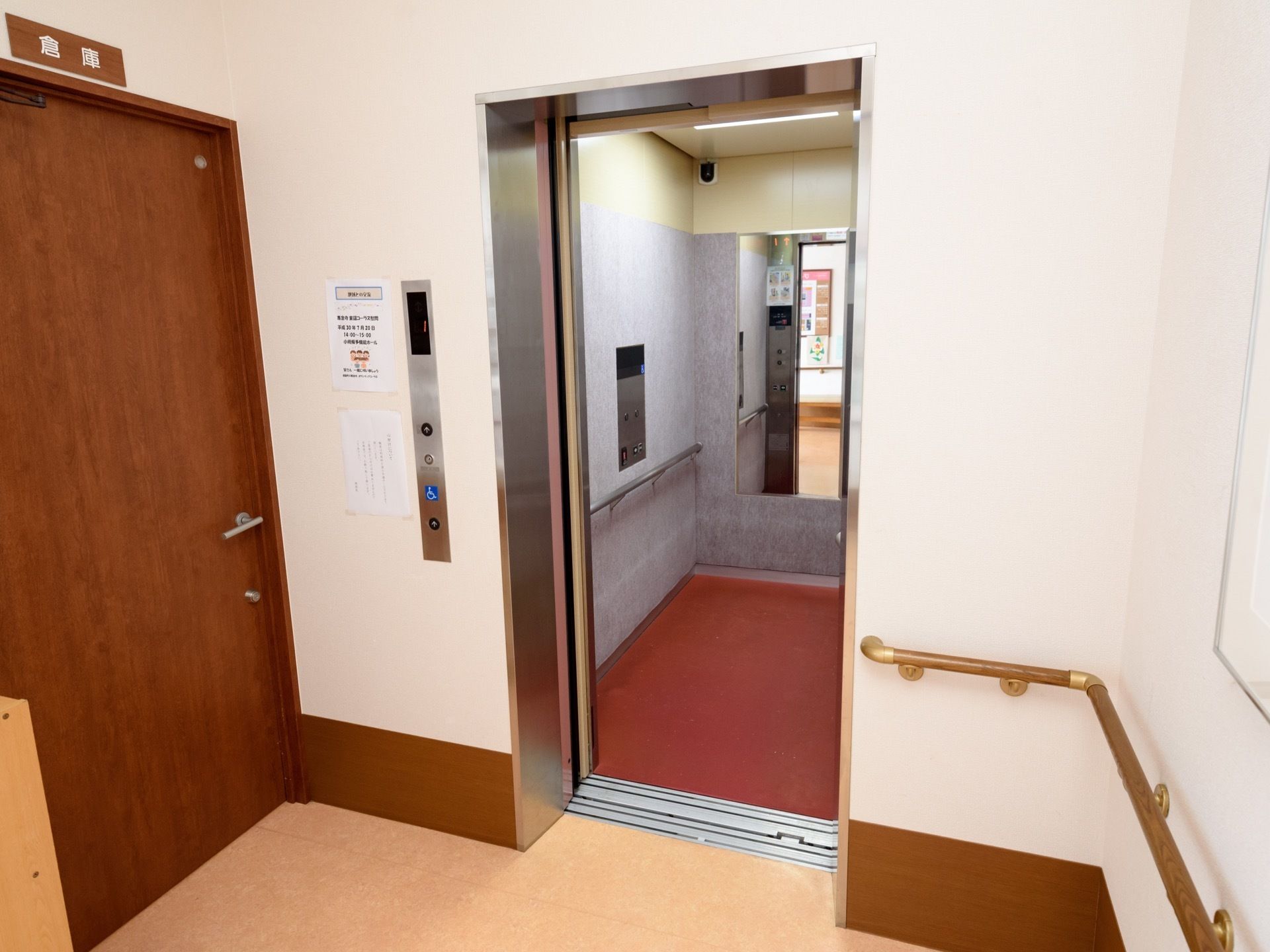 エレベーターが1基設置されている。施設は2階建てになっているので、歩行で昇降するのが難しい方も安全に移動ができる。