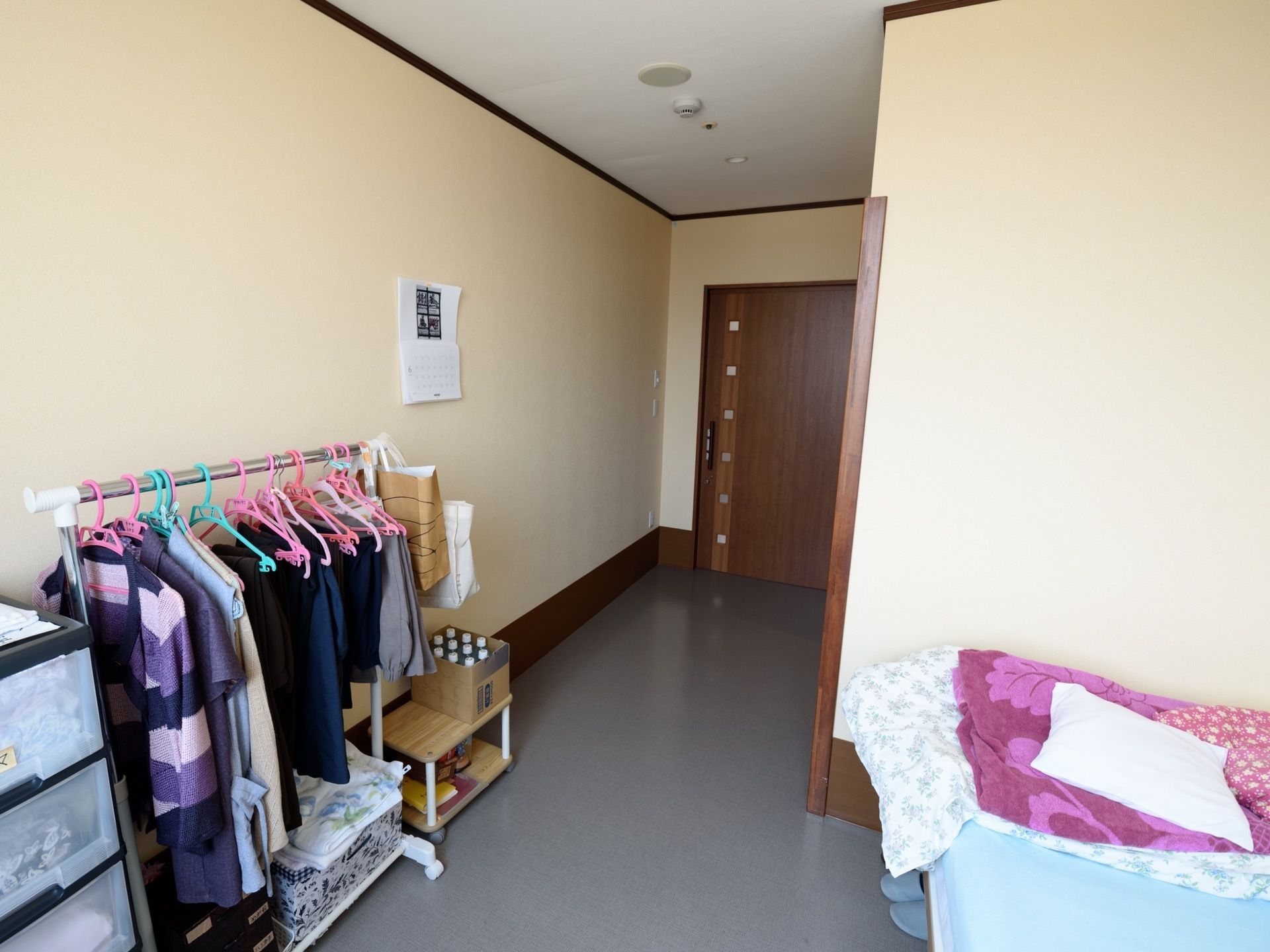 シックな空間になっており、部屋にはハンガーラックが置かれている。ドアは引き戸になっているので安全に開け閉めできる。
