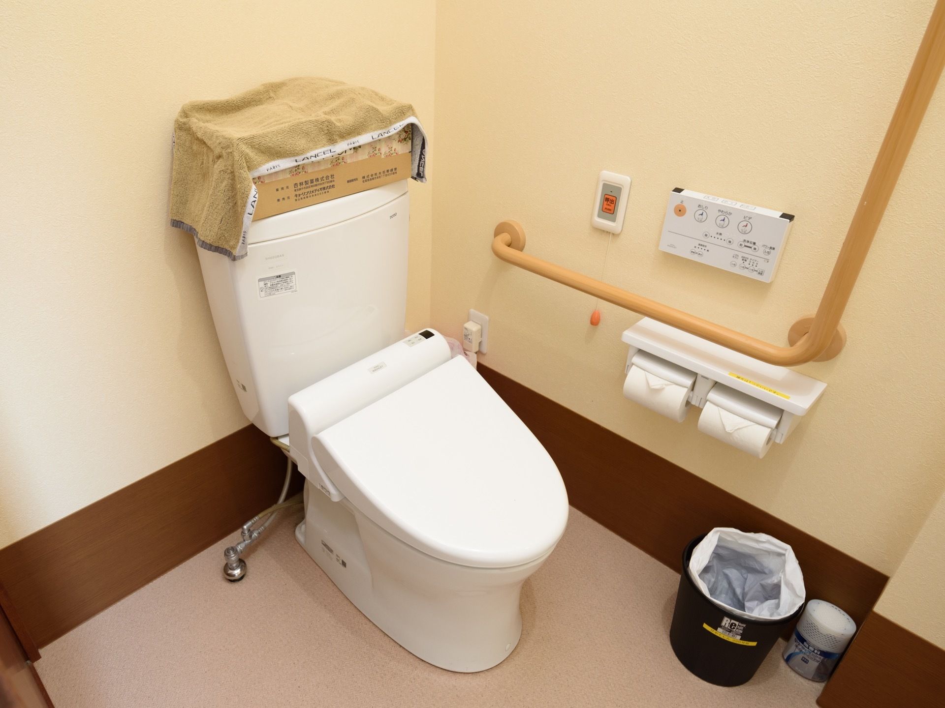 手すりが設置されているので安心して利用できる。緊急呼び出しボタンも完備されているので安全にも配慮されている。