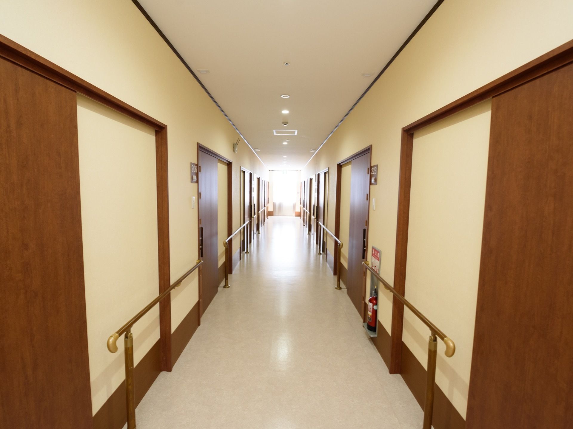 明るい通路には手すりが設置されているので、歩行に不安のある方も安全にお部屋まで移動することができる。