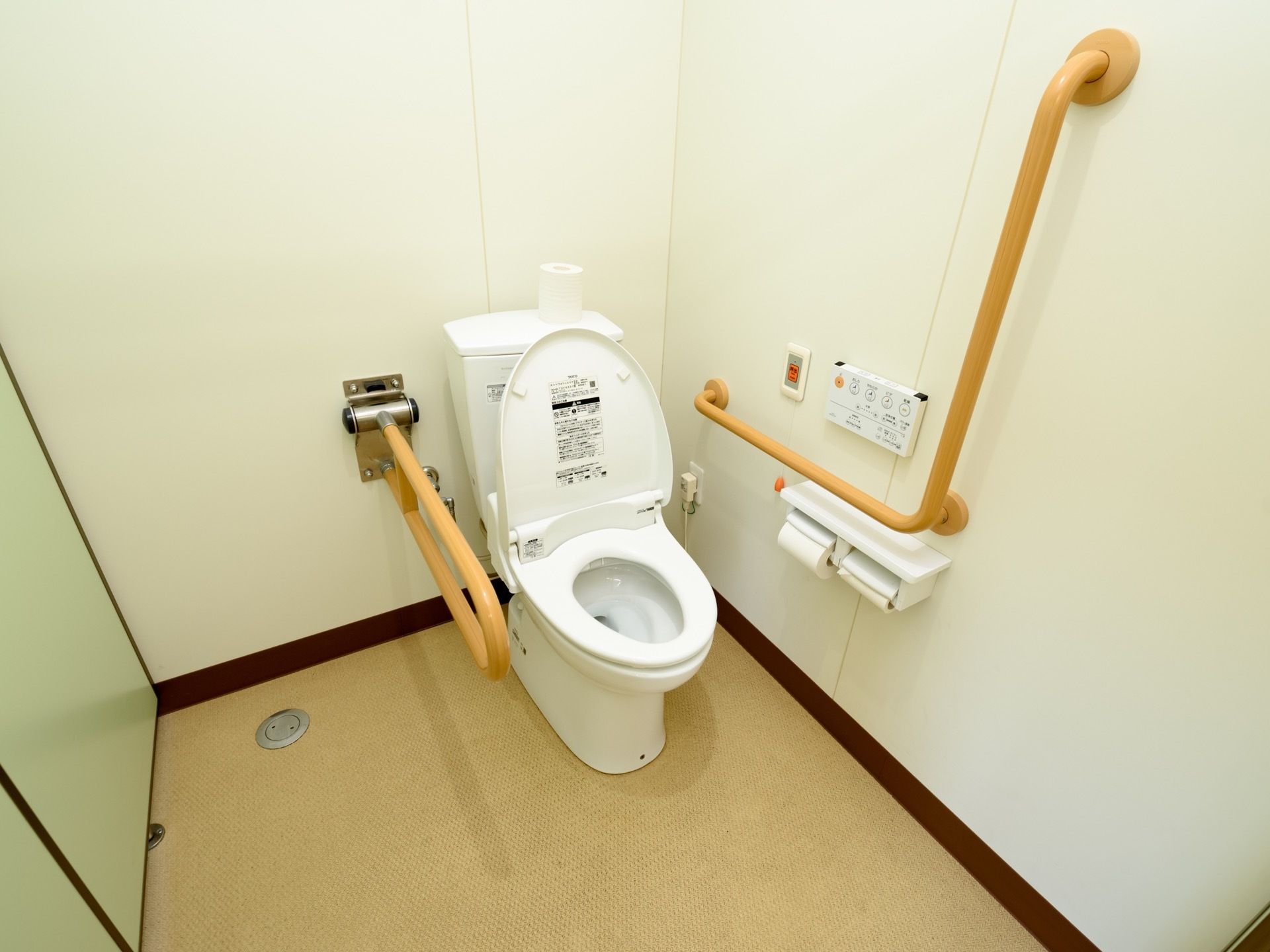 温水洗浄便座つきのトイレになっており、緊急呼び出しボタンや手すりが設置されているので安心して利用できる。