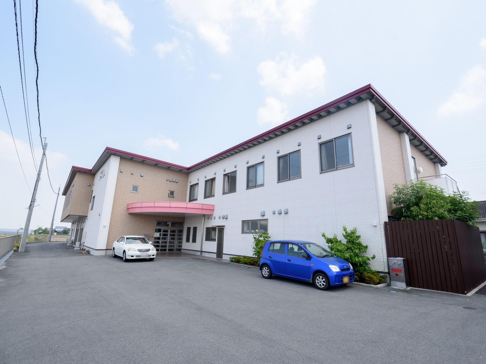 近くに胃腸科がある。周囲に高層ビルがないため景観が素晴らしい。自然に囲まれていて入居者様がリラックスしやすい雰囲気になっている。