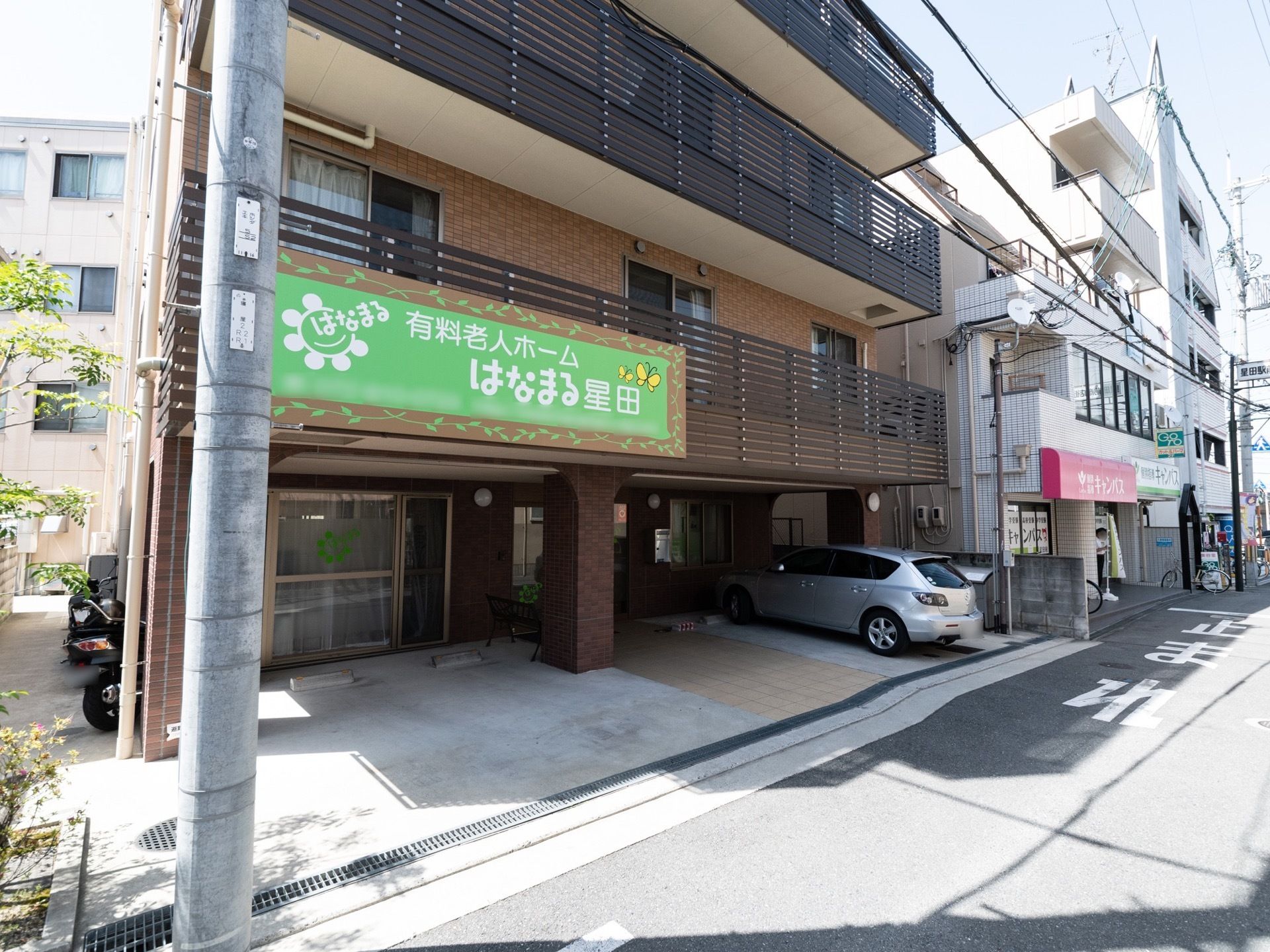 施設は道路沿いに立地している。駐車場は施設の玄関前に設けられており、自動車であれば2台ほど停めることができる。