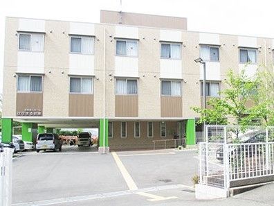 明るい外観の建物
