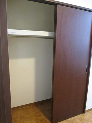 大容量のクローゼットが各居室に備え付けられている。自宅から好きな服を持ち込み、たくさんしまうことができるので便利である。