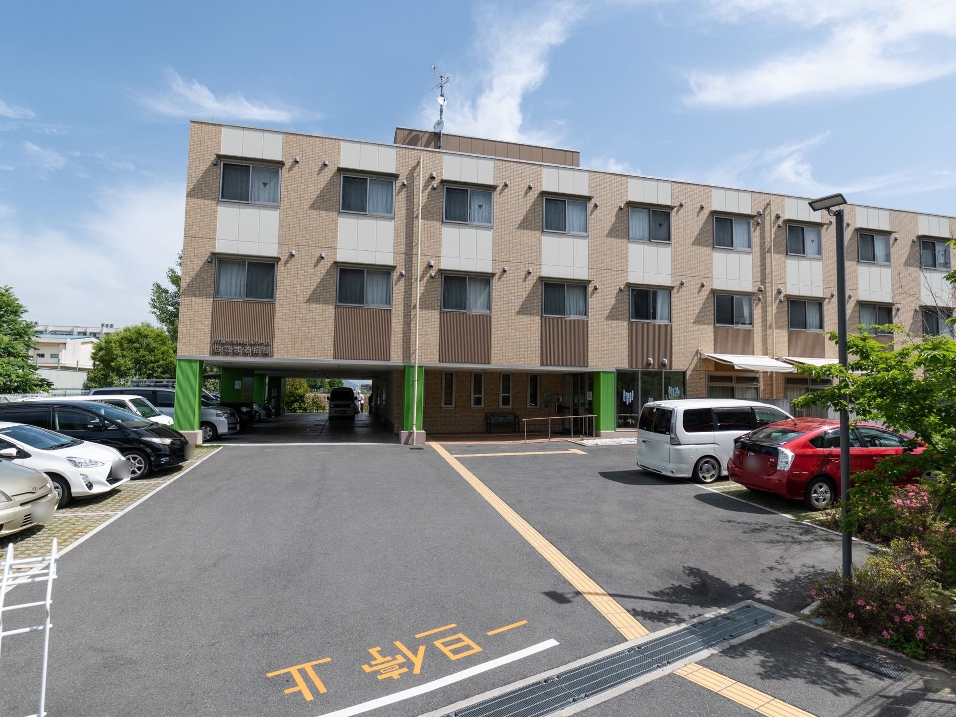 3階建ての集合住宅のような建物外観。駐車スペースを多数完備しているので、車での来訪者様も気軽に訪問できる。