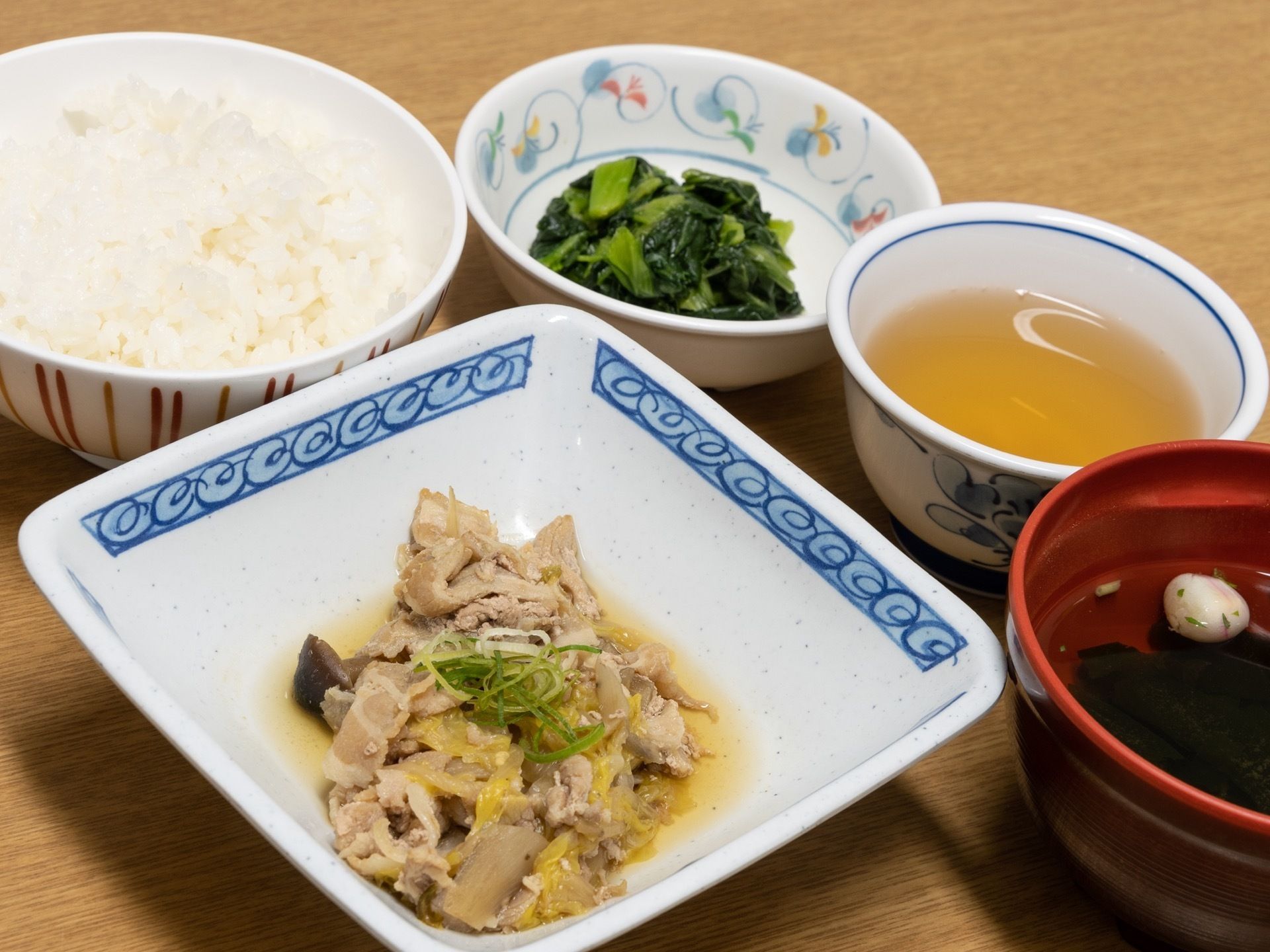専門スタッフが、毎食栄養バランスと彩りを考えて献立をたてている。出来たての食事が毎食入居者様に提供される。