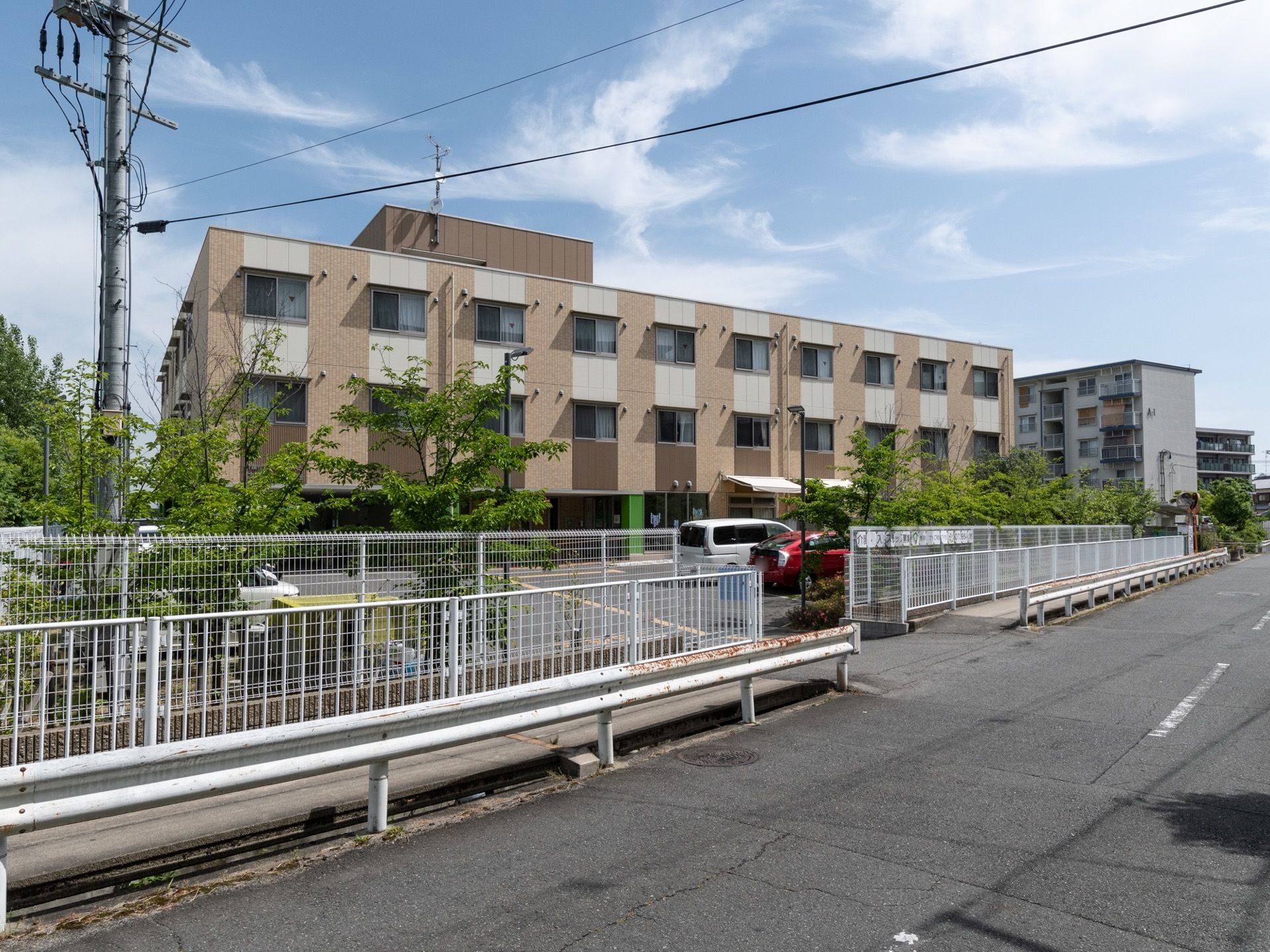 建物のすぐ側に駐車スペースが多数あるので、車椅子をご利用の方も体への負担を最小限に移動することができる。