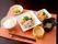 冷しゃぶと煮物、酢の物、ご飯、味噌汁が彩りよく盛り付けられている。栄養バランスが良く、見た目にもこだわった美味しい食事を用意している。