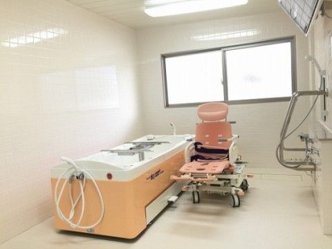 白いタイル張りの明るく清潔感あふれる浴室には機械浴槽が完備されている。介護度の高い方も快適に入浴が楽しめる。