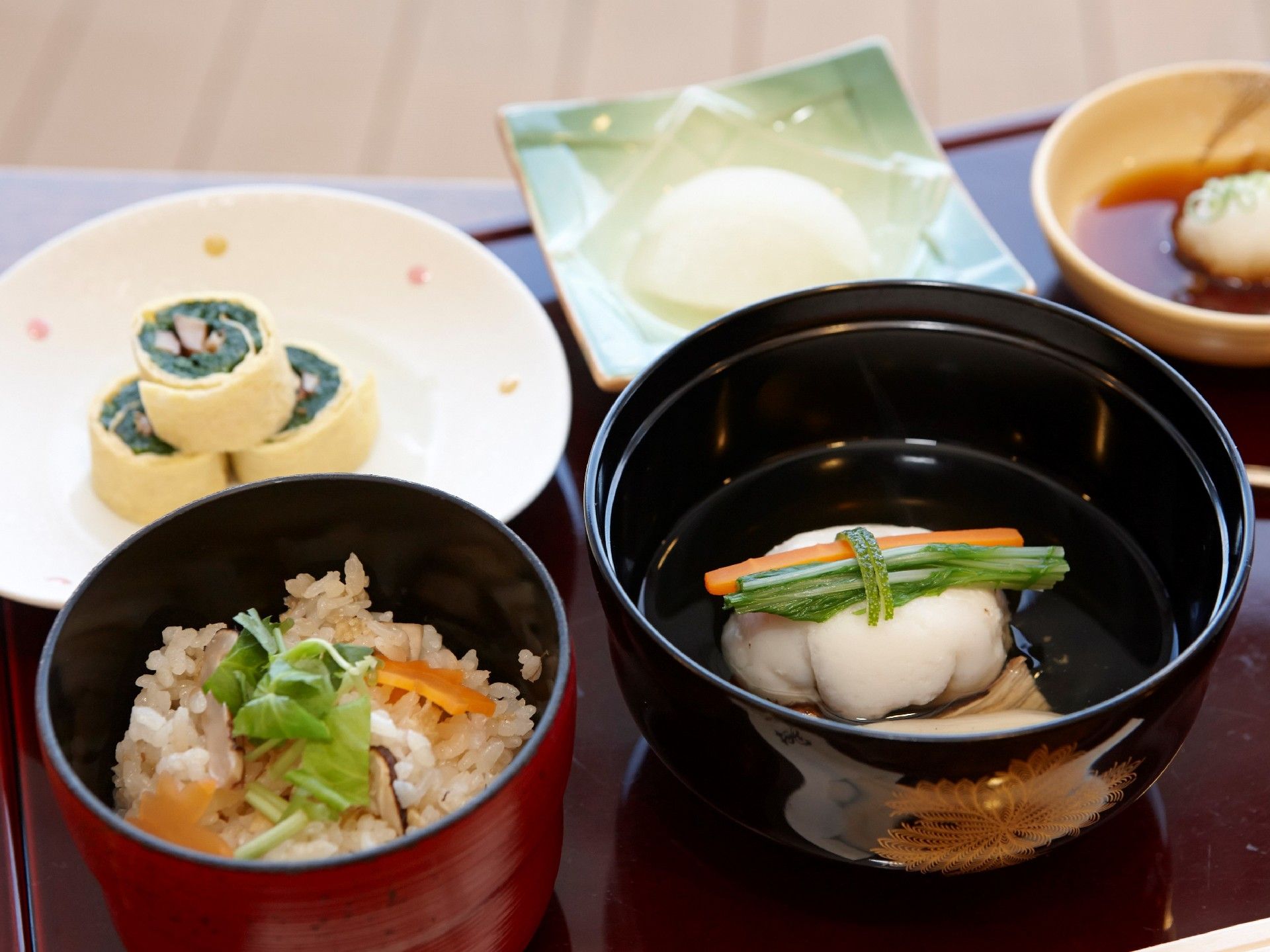 食事は京料理店と提携しており、四季折々の旬の美味しい料理が味わえる。盛り付けや器にもこだわっっていて、目で見ても楽しめる。