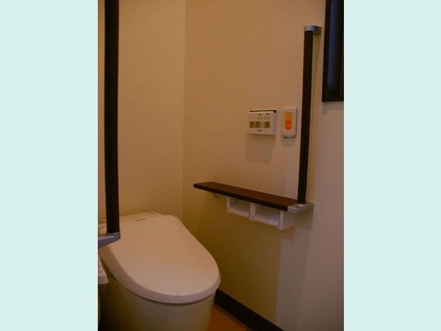 トイレの便器にはロータンクがないタイプのものが採用されており、圧迫感がなくシンプルにまとめられた空間となっている。