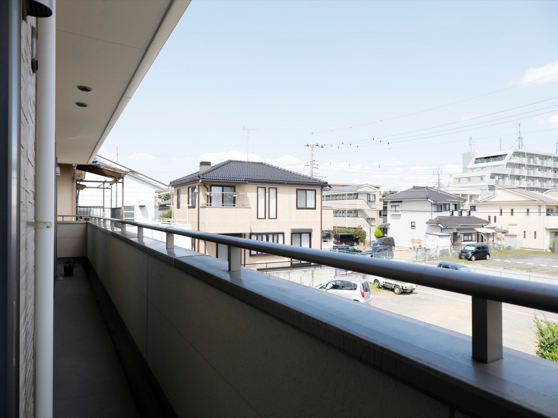 ２階部分の部屋にはバルコニーを設けている。外の景色を眺め気分転換を図ることができ、閉塞感がない生活を送ることができる。